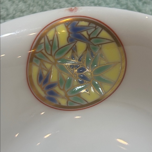 Fukagawa Porcelain Kotobuki Akae plum-blossom shaped bowls - Picture 8 of 11